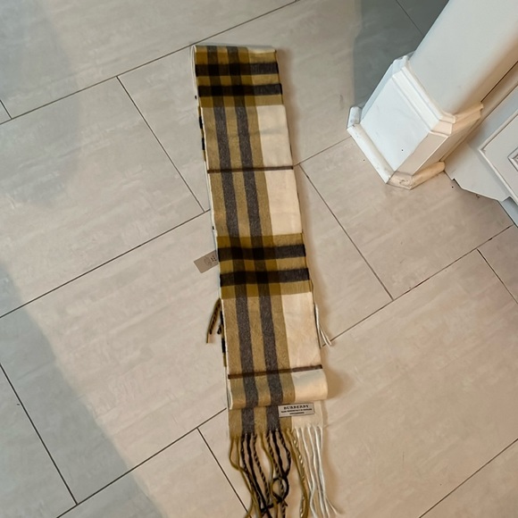 Burberry Accessories - Burberry cashmere scarf